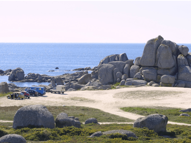 O Grove (Pontevedra).  O camiño empeza na praia do Con Negro para seguir por Aguieira, Barreiro e finalizar en Castiñeira