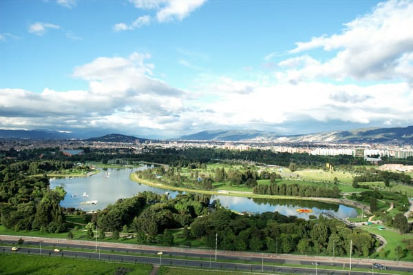 Este parque es considerado el  pulmón de Bogotá , está ubicado en el corazón de la ciudad y no solo podrás participar y observar el Festival de Cometas se llevará a cabo del 10 al 11 de agosto, sino participar en las actividades del Festival de Verano 2019. Consulta los detalles del evento en  este artículo. 