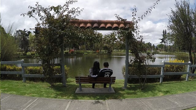 El conocido  Parque de los novios  tiene una extensión de 23 hectáreas en las que sin problema, seguro podrás elevar tu cometa. Su principal atractivo es el lago en donde conviven especies de patos y peces. Un lugar perfecto en Bogotá  para compartir en familia.