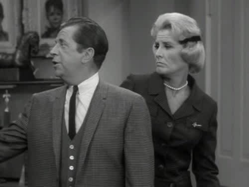 Los actores que interpretaban a los camaradas de la estrella en The Dick Van Dyke Show son mencionados como invitados para la próxima semana por Allen Kincaid (Spencer Garrett), un periodista ficticio de Hollywood que inicia la película al entrevistar a Rick y a Cliff.