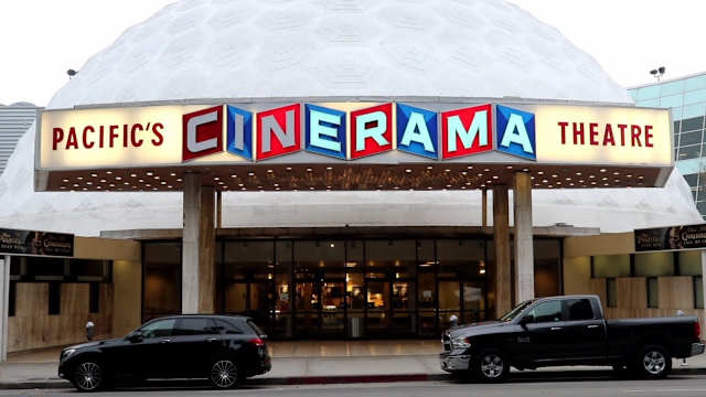 Estos cines clásicos de la vida real aparecen en un montaje de puntos de referencia locales que también incluyen a la cadena de hot dogs Der Wienerschnitzel, a los restaurantes El Coyote, Casa Vega y Chili John's y a la tienda de utilería y vestuarios de época Supply Sergeant.