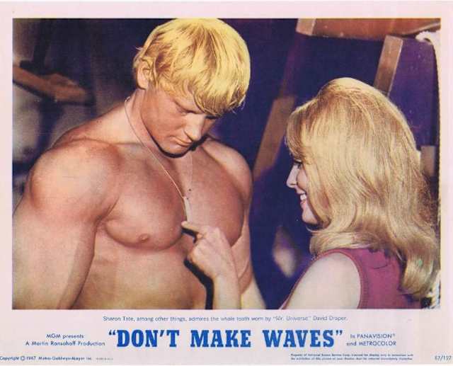 La comedia sexual de Tate, de 1967, coestelarizada por Tony Curtis y Claudia Cardinale, es conmemorada por un póster en la casa de Tate en Cielo Drive.