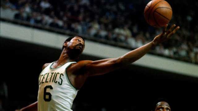 Uno de los mejores jugadores de todos los tiempos, pues ganó hasta 11 campeonatos con los Boston Celtics, ocho de ellos de forma consecutiva. Un adelantado a su época que dominó el juego con cinco premios MVP.