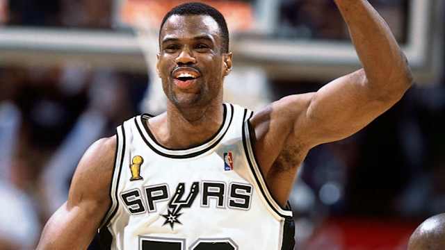 'El Almirante' que puso la primera piedra para dar paso a la época dorada de los San Antonio Spurs. Todo un coloso debajo de los tableros al que más tarde se sumaron Gregg Popovich, Tim Duncan, Tony Parker, Ginóbili...