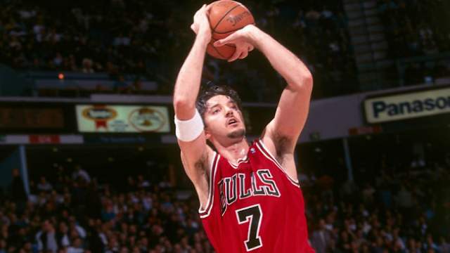 Un 2,11 que podía jugar de base y que está considerado como uno de los mayores triunfadores en el mundo del baloncesto a ambos lados del Atlántico. El balcánico ganó tres Copas de Europa con la mítica Jugoplastika antes de formar parte de los Chicago Bulls de Jordan, Pippen, Rodman y compañía.