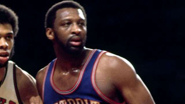 Un mito de la década de los 70, cuando se convirtió en uno de los mejores jugadores que ha vestido la camiseta de los Detroit Pistons. Fue ocho veces All Star y capaz de promediar un doble-doble a lo largo de toda su carrera en la NBA.