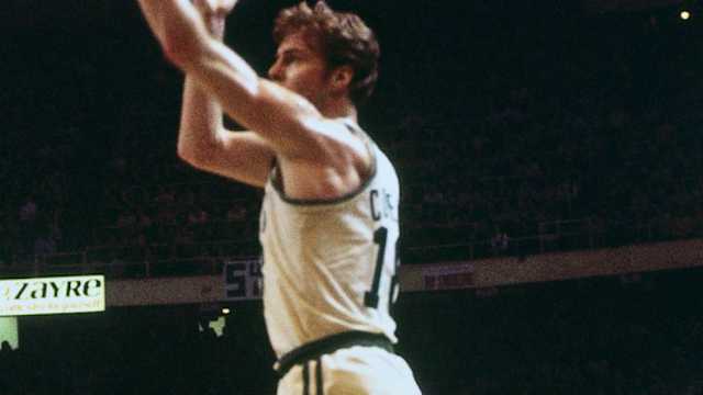 Uno de los referentes de los Boston Celtics 'post Bill Russell'. De hecho, ganó dos anillos con la franquicia de Massachusetts y acabó promediando 17,6 puntos y 13,6 rebotes a lo largo de su carrera que la valieron un premio MVP y siete participaciones en el All Star.