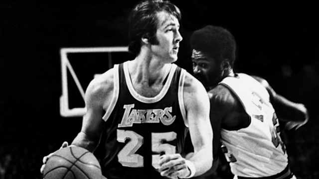 Uno de los mejores anotadores que han vestido la camiseta de Los Ángeles Lakers. Allí ganó el campeonato en 1972, el mismo año en el que lograron un récord de 33 años consecutivos.