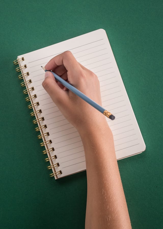 Para los cuadernos, puedes optar por armarlos con las hojas limpias que quedaron en las libretas de años anteriores, o, si decides comprarlos, hay piezas que cuentan con la verificación de que fueron elaboradas con materiales reciclados.