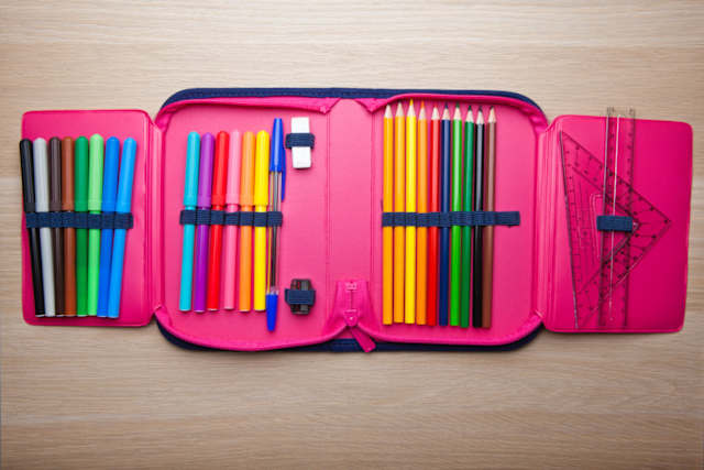 Las lapiceras de tela son una gran opción para este regreso a clases, ya que pueden ser renovadas con parches o diversas decoraciones.