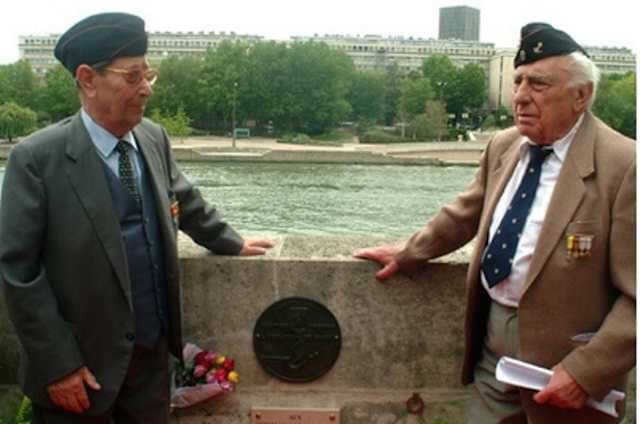 Manuel Fernández Arias y Luis Royo Ibáñez, junto a una placa en honor a la 9ª Compañía de la División Leclerc.