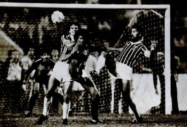 Foram dois triangulares onde só passava um de cada lado para a final. O Flamengo disputou com Universidad Los Andes (Venezuela) e Grêmio, atual campeão na época, e terminou empatado com o Tricolor com 6 pontos. Houve um jogo extra de desempate em campo neutro, no Pacaembu, que terminou 0 a 0 e classificou os gaúchos, que tinham feito melhor saldo de gols na fase. O Rubro-Negro terminou aquela Libertadores com 8 vitórias, 2 empates e apenas 1 derrota