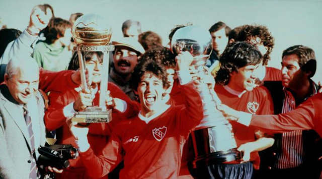 No mundo, os argentinos dominaram o futebol em 84. Foi o ano em que o Independiente, maior campeão da Libertadores com sete conquistas, levantou o título pela última vez. No Mundial de Clubes, superou o Liverpool, da Inglaterra, que havia faturado a Champions League