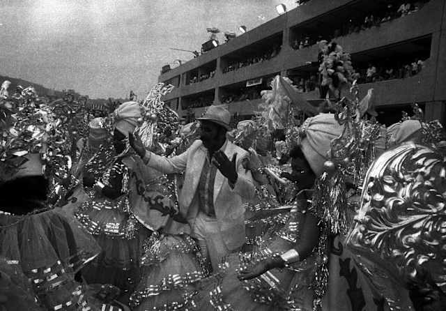 Também foi em 84 que a passarela projetada por Oscar Niemeyer foi construída e passou a abrigar os desfiles de Carnaval na Marquês de Sapucaí, no Rio de Janeiro. A Mangueira venceu a Portela com direito a desempate em um terceiro desfile e foi a campeã daquele ano