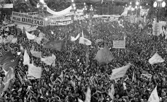 O movimento, conhecido como uma das maiores manifestações populares já ocorridas no Brasil, foi marcado por comícios com milhares de pessoas país afora pela aprovação de um projeto de lei que instauraria as eleições diretas para presidente. Mas apesar da pressão do povo, a Câmara dos Deputados não aprovou o projeto em votação