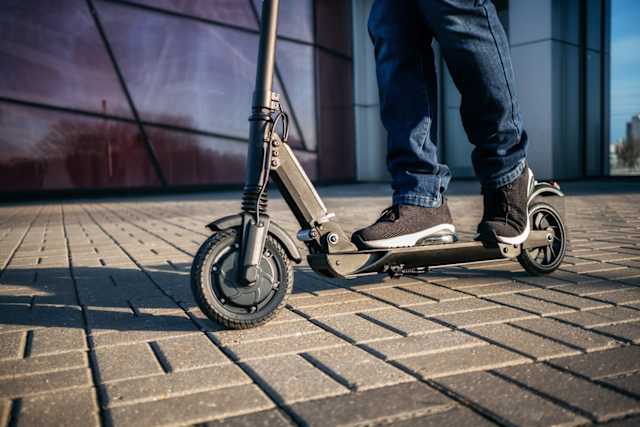 Debes movilizarte con tus cinco sentidos puestos en la vía. Los accidentes en patinetas eléctricas no son inusuales, así que ten cuidado. Recuerda utilizar elementos reflectivos y no conducir en estado de embriaguez o bajo el efecto de sustancias psicoactivas.