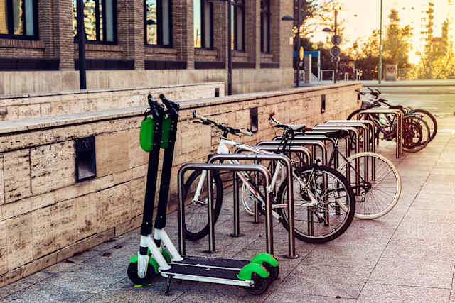 1. Sobre andenes, zonas verdes o zonas de espacio público destinado para peatones,recreación o conservación.2. En vías arterias, autopistas, zonas de seguridad, o dentro de un cruce.3. En vías principales y colectoras en las cuales expresamente e indique la prohibición o larestricción en relación con horarios o tipos de vehículos.4. En puentes, viaductos, túneles, pasos bajo, estructura elevadas o en cualquiera de losaccesos a estos.5. En zonas expresamente destinadas para estacionamiento o parada de cierto tipo devehículos, incluyendo las paradas de vehículos de servicio público o para limitados físicos.6. En carriles dedicados a transporte masivo sin autorización.7. En ciclorrutas o carriles dedicados o con prioridad al tránsito de bicicletas.8. A una distancia mayor de 30 centímetros de la acera.9.  En doble fila de vehículos estacionados, o frente a hidrantes y entradas de garajes oaccesos para personas con discapacidad.10. En curvas.11. Donde interfiera con la salida de vehículos estacionados.12. Donde las autoridades de tránsito lo prohíban.13. En zona de seguridad y de protección a la vía férrea, en la vía principal, vías secundarias,apartaderos, estaciones y anexidades férreas.