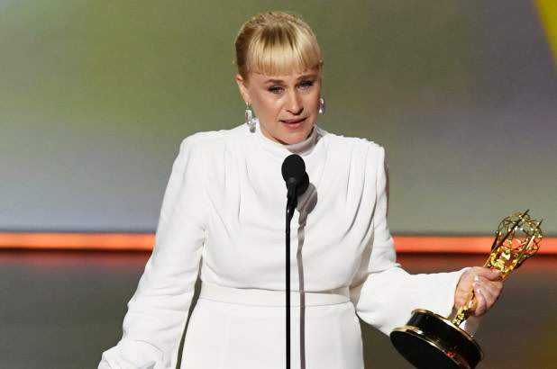 Premiada por su actuación en la serie original de Hulu, The Act . Subió al escenario para agradecer y recordar a su hermana Alexis Arquette, una de las principales activistas trans en Hollywood, quien murió en 2016 por un paro cardíaco causado por una miocarditis derivada del VIH.