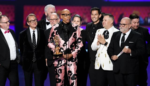 El premio fue entregado por Kylie Jenner y Kim Kardashian, dos de las figuras más icónicas de los realities de Tv. RuPaul subió al escenario después de darle un beso a su esposo, el australiano Georges LeBar. Este es el segundo año consecutivo en que gana la categoría y en esta ocasión aprovechó la ocasión para recordar a los espectadores lo importante que es el voto ya que en 2020 se llevarán a cabo elecciones presidenciales en EEUU.