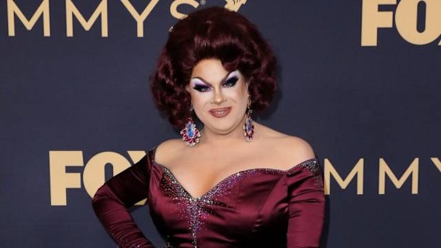 Nina West de RuPaul´s Drag Race hizo historia al ser la primera persona en caminar sobre la alfombra morada de los Emmys en completo drag.
