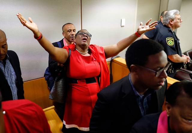 La madre de Botham Jean celebra la decisión de la jueza.
