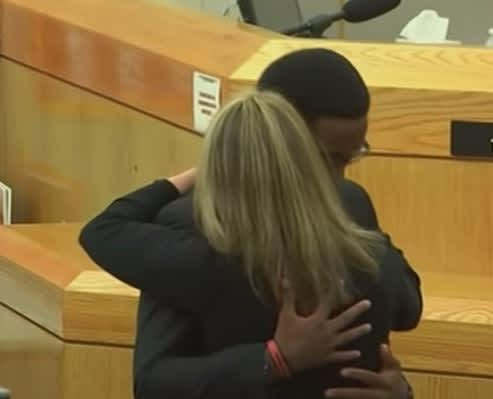 Tras el juicio, Brandt Jean, hermano de la víctima, perdonó a Amber Guyger y le dio un abrazo.