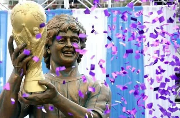 En Calcuta, Maradona recibió este reconocimiento, debido a la ayuda que otorgará a enfermos de cáncer, además de sus logros con la Albiceleste, como ganar el Mundial de México 1986.