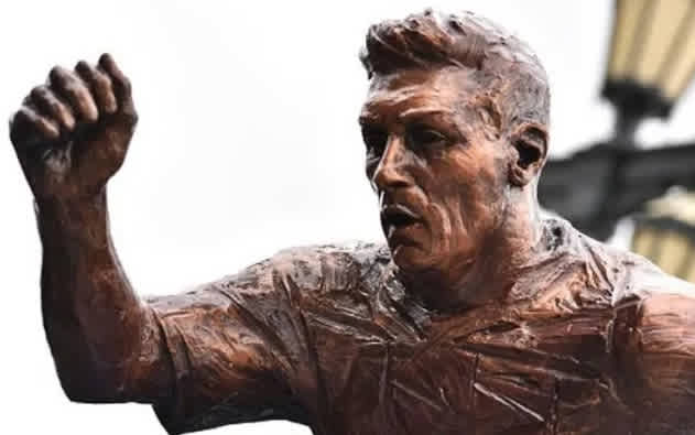 En Buenos Aires, unos vándalos destrozaron la estatua de Lionel Messi, aunque siendo sinceros poco se parece al astro del Barcelona.