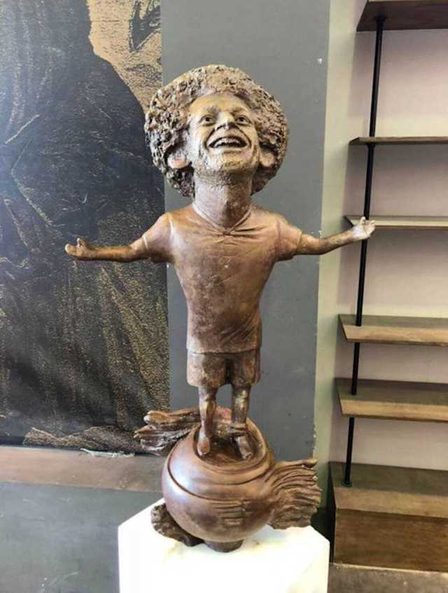 Bob Patiño, de Los Simpson, estaría encantado de tener esta estatua en su honor, lo que cuesta entender es que sea la del atacante egipcio del Liverpool, Mohamed Salah.