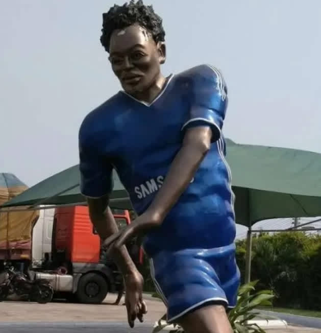 Fue revelada el 3 de enero y sin duda, fue uno de los horrores del 2018. En Ghana se hizo esta estatua para Michael Essien, sin embargo la imagen dejó mucho, pero mucho qué desear.