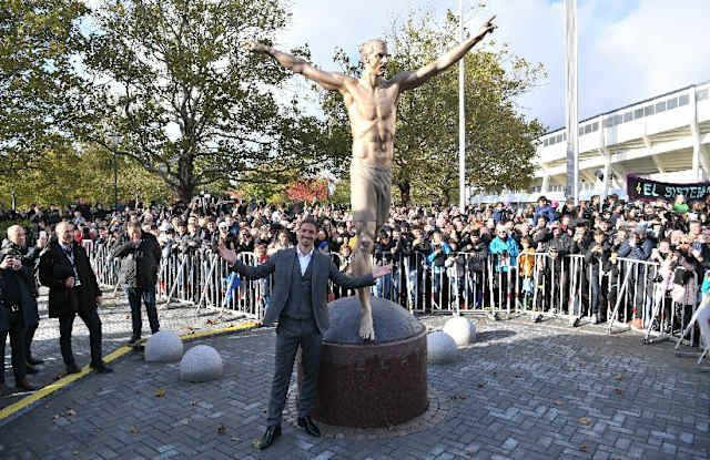 En Malmö, su ciudad natal, Zlatan Ibrahimovic reveló su estatua erigida por la Federación de Suecia como un homenaje a la carrera del atacante del Galaxy de Los Ángeles. La estatua es de bronce de casi 3 metros de alto y unos 500 kilogramos de peso, además de mostrar al jugador en su típico festejo alzando los brazos.