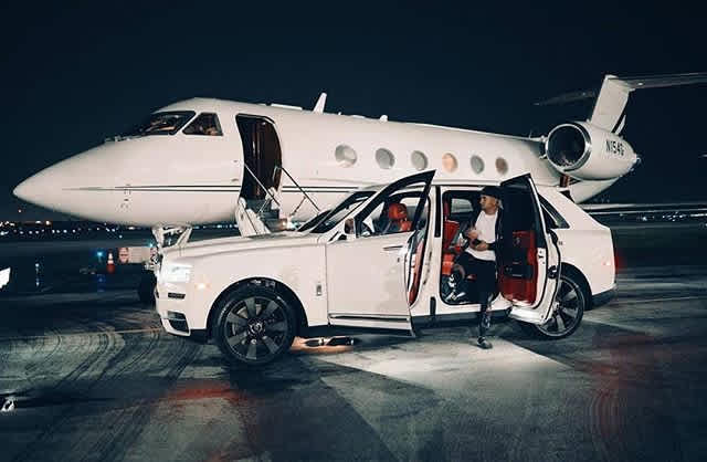 Ozuna sabe que la fama cosechada por años puede caerse en tan sólo unos segundos. Recientemente ha aprendido a manejar los escándalos que rondan su carrera, tanto su pasado como actor porno como un supuesto vínculo con la muerte del cantante de urbano Kevin Fret.Es por ello que el intérprete de "Odisea" ha destinado algo de su dinero a su familia y uno que otro lujito, como su aeronave privada, la cual cuenta con cómodos y lujosos asientos, así como una ducha integrada.Y demostró que no es sólo para satisfacer sus necesidades de traslado, sino también para apoyar emergencias, como en 2017, cuando se ofreció como voluntario para enviarlo a su natal Puerto Rico y llevar víveres a los afectados por el huracán María.