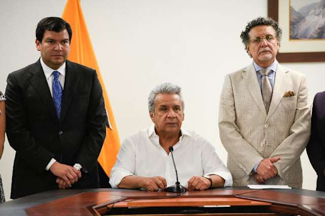 El Presidente Lenín Moreno cambió la sede del Gobierno de Quito a Guayaquil y decretó un toque de queda aplicable para zonas cercanas a instalaciones importantes.