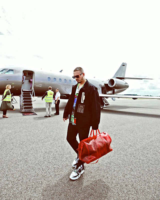 Hace un año, José Álvaro Osorio Balvín, mejor conocido como J Balvin, utilizó las redes sociales para despedirse de su primer aeronave, el cual tenía sillones de piel reclinables, mesas, baño y lavabo."Gracias a los sueños, hoy me despido de ¡mi primer avión! Después de haber pasado por llegar caminando, buses nocturnos, pedir carros prestados o alquilados y hasta quedarnos sin gasolina. Hoy vuelvo y reitero que vale la pena soñar. ¿Qué has hecho hoy por tus sueños?", escribió el intérprete de "Bobo".Luego del emotivo adiós que le dio a su viejo juguete, Balvin presumió el nuevo "bebé", en el que actualmente viaja. Su aeronave es un Dassault Falcon 2000 con capacidad para 10 pasajeros, más los dos pilotos.Desde su cuenta de Instagram, el cantante ha mostrado cómo puede convertir sus asientos en una cómoda cama.
