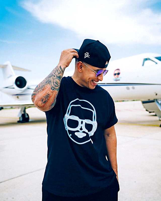 Quien comparte la misma elección que Jam es Daddy Yankee. Sus asientos se convierten en cama, tiene bocinas y pantallas donde puede disfrutar una y otra vez de sus éxitos... o los de algún otro artista.