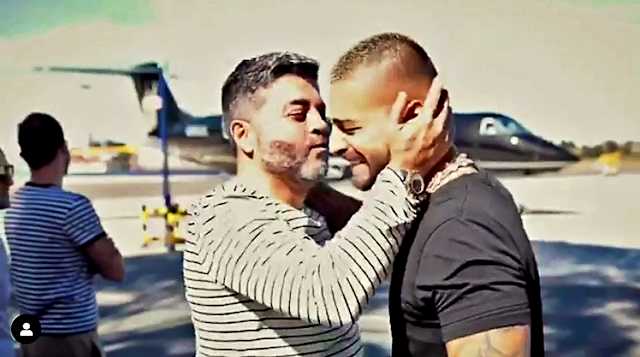 Y quien recientemente se unió a la lista fue Juan Luis Londoño Arias, Maluma.El intérprete, de 25 años, se compró un Gulfstream G450, valuado entre 22 y 25 millones de dólares. De acuerdo con el cantante, su aeronave fue bautizada como "Royalty Air". Cuenta con espacio para 14 pasajeros, una minicocina y monitores de 7 pulgadas. El logo de una corona, característico del intérprete de "Mala Mía", está plasmado en la cola del avión."Este es mi legado: inspirar y demostrar que los sueños se hacen realidad", escribió el colombiano en redes sociales.