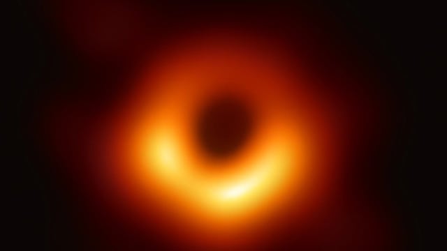 Este 10 de abril, con la ayuda de más de 200 cientificos, culminó el proyecto Event Horizon Telescope, cuyo gran logro fue conseguir la primera imagen que se conoce de un agujero negro super masivo. Tras dos año de proyecto, la imagen se obtuvo utilizando 5 petabites (5 mil terabites) de datos de telescopios alrededor del mundo. El agujero se encuentra a 55 millones de años luz de nuestro planeta.Lo que se observa es su silueta y el anillo brillante es el Event Horizon, es la evidencia visual de que los agujeros negros existen. Este es la única evidencia directa que existe de agujeros negros hasta ahora.