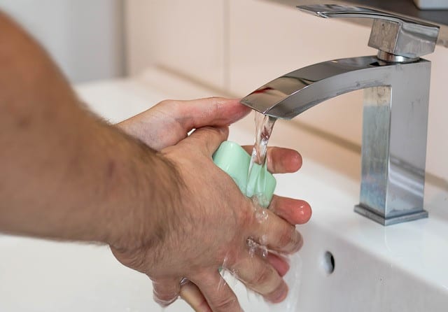 El lavado de manos debe incluir también la parte de las muñecas y uñas. Debes poner una mano sobre la otra e intercalar los dedos sobre la mano, así como asegurarte de limpiar las uñas. Puedes usar un cepillo suave para lavarlas.