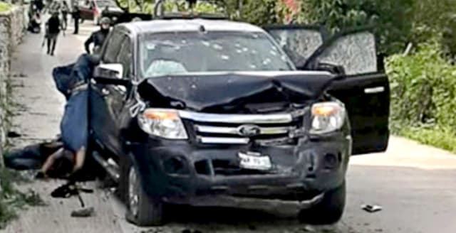 La unidad de los atacantes, una Ford negra, fue impactada en la parte frontal.