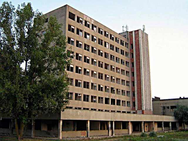 Заброшенный завод «Эталон» был основан в 1978 году и в свое время занимался производством электронного оборудования для военно-промышленного комплекса СССР. На 14 гектарах раскинулись основной сборочный цех, цех гальваники, лакокрасочный цех, перегрузочный комплекс. Здесь в разные годы производились системы контроля "Куст-4", стенды контроля микросхем и радиоприборов, электронные музыкальные инструменты, телефонные аппараты, котельное оборудование. Ликвидирован в 1997 году.В настоящий момент многоэтажное здание завода является любимой локацией страйкболистов, устраивающих на этажех свои "войнушки".