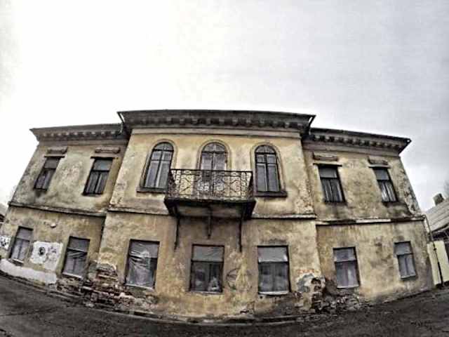 Бывшая библиотека Измаильского государственного гуманитарного университета по проспекту Суворова, 55. Сил на капитальный ремонт у университета нет. Исполком горсовета просит у министерства образования дать согласие на безоплатный прием здания в коммунальную собственность, чтобы его капитально отремонтировать и превратить в социальное жильё для медиков и преподавателей.