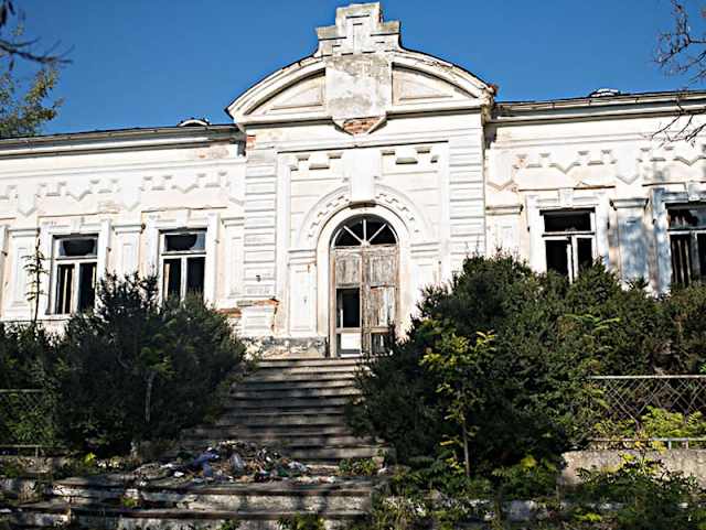 Одно из старейших зданий города, которому почти 200 лет, сегодня в плачевном состоянии. Считается, что этот особняк был построен для таможенной службы в 1830 году, сразу же, как в Измаиле создано градоначальство и его возглавил генерал-лейтенант Сергей Тучков. Таможня размещалась здесь более 100 лет, потом здесь расположился музей истории пароходства, а в конце 90-х особняк выкупило частное лицо, которому явно теперь не до разваливающегося здания...