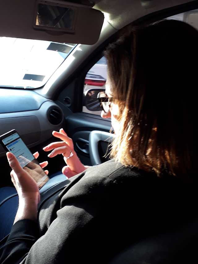 Faltan diez minutos para las seis de la tarde: Avenida Independencia, calles y líneas de subte cortadas, la "marcha del millón" ocupa la 9 de julio,la ciudad se ha vuelto un alboroto de gente. La candidata está apurada, tiene que estar  a las 18hs en una iglesia evangélica en Flores. Hay demoras en el tránsito, la situación se presta para  revisar las redes y postear en Twitter. Neira tiene una habilidad especial para tuitear, es precisa, breve, utiliza un lenguaje sencillo pero a la vez contundente. "Lo que más me cuesta es etiquetar a la gente", bromea. Conocedora de los puntos débiles del contrincante aprovecha ese instante para dar el golpe:  