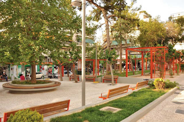 "Αν ήμουνα 16 κι εσύ 18 θα μ' έβγαζες Βαρνάβα να φάμε παγωτό" τραγουδούν οι Polkar κάνοντάς μας να χαμογελάμε κάθε φορά. Η απόλυτη παγκρατιώτικη πλατεία είναι ένα χάρμα οφθαλμών, πλημμυρισμένη από ζωή κάθε ώρα της ημέρας και της νύχτας. Και μας σερβίρει μια γεύση από τα παιδικά μας χρόνια στο Superfly , και ένα από τα καλύτερα burger της Αθήνας στο Colibri .