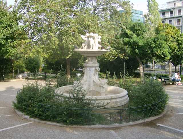 Την πιο πράσινη πλατεία της Αθήνας ίσως να μην την ξέρεις με το όνομά της: Είναι το παρκάκι Παναθήναια, στα μισά περίπου της λεωφόρου Αλεξάνδρας, στις παρυφές της Νεάπολης, με τις φουντωτές κουτσουπιές που την βάφουν φούξια κάθε Απρίλιο, το μαρμάρινο σιντριβάνι την ενδιαφέρουσα ιστορία του οποίου μπορείς να διαβάσεις εδώ και την προτομή του εθνικού ήρωα της χώρας που έδωσε στην πλατεία το όνομά της, Jose de San Martin.