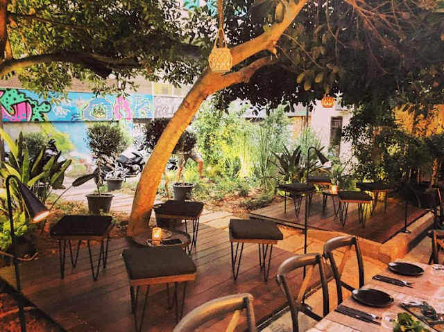 Μια από τις λιγότερο γνωστές πλατείες του αθηναϊκού κέντρου, η μικρούλα Πλατεία Κτενά με τις φυλλωσιές της που φωτίζονται ατμοσφαιρικά τα βράδια,δημιουργήθηκε όταν ενοποιήθηκαν οι αρχαιολογικοί χώροι, λίγο πριν τους Ολυμπιακούς Αγώνες της Αθήνας –πριν από την πεζοδρόμηση εκείνη, ήταν απλώς ένα ημι-εγκαταλελειμένο στενό δρομάκι του κέντρου. Θα την βρείτε κάθετη στην οδό Περικλέους, σαν φυσική συνέχεια του πεζόδρομου της Ρόμβης, στην απέναντι πλευρά του δρόμου. Λόγος αρκετός για να βρεθείτε εδώ είναι και η εξαίσια δημιουργική κουζίνα του Feedέλ .