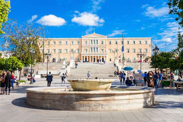 Η πλατεία των πλατειών, το σημείο μηδέν της πόλης, ο τόπος όπου γράφτηκε η μισή σύγχρονη αθηναϊκή Ιστορία. Αν χρειάζεσαι ένα φρεσκάρισμα μνήμης, εδώ έχουμε συγκεντρώσει τα βασικά που πρέπει να ξέρεις για τα κτίρια-ορόσημα και τις ιστορίες της.