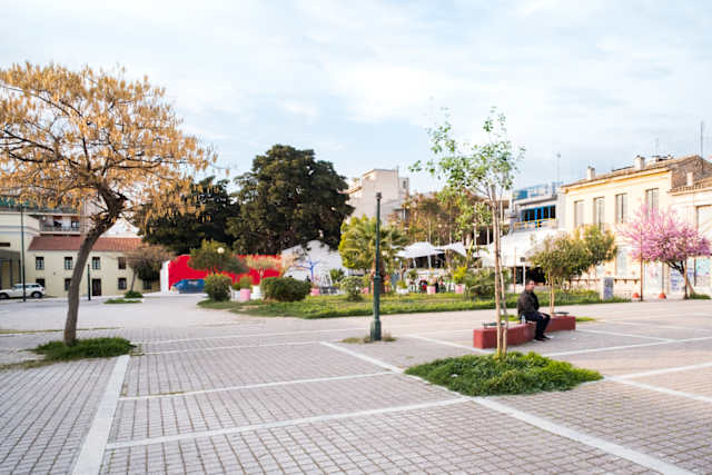Η πλατεία του Μεταξουργείου που έδωσε το όνομά του σε ολόκληρη τη γειτονιά, με το ιστορικό κτίριο να στεγάζει σήμερα την Πινακοθήκη του Δήμου Αθηναίων και μερικά από τα καλύτερα μπαράκια της πόλης ( Μπλε Παπαγάλος , Saorsa , Κλωστήριο ) να απλώνουν τραπεζάκια στη σκιά των δέντρων της τα ηλιόλουστα μεσημέρια.