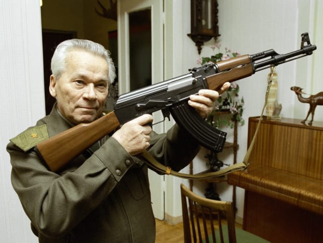 Mijaíl Kaláshnikov con su creación: el AK-47.  