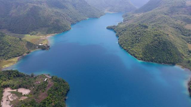 Se encuentra en entre las aldeas El Aguacate y Yalambojoch en Nentón, Huehuetenango. La larga travesía hasta llegar a este recinto valdrá la pena y podrás disfrutar de un ambiente lleno de paz.